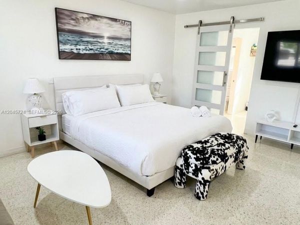 333 Palm St , Hollywood, FL 33019