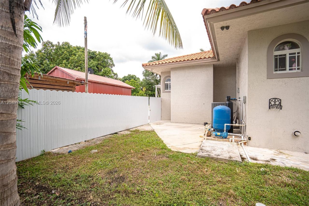 18390 SW 200th St, Miami, FL 33187 Photo
