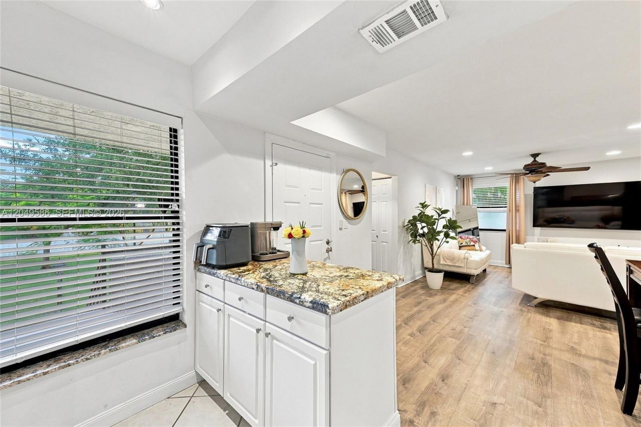 9858 NW 3rd St , Unit 9858, Plantation, FL 33324 Photo