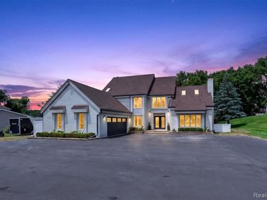 5136 Commerce Road, West Bloomfield Twp, MI 48324