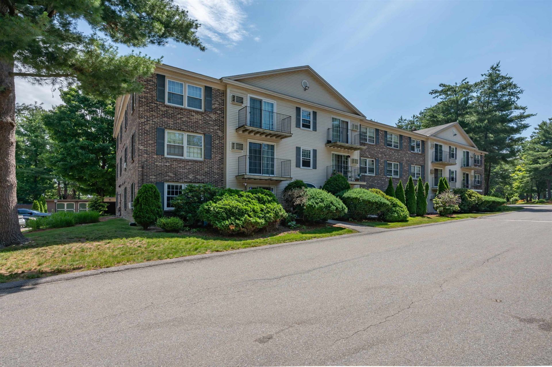 7 Autumn Leaf Drive, Unit 3, Nashua, NH 03060 Main Photo