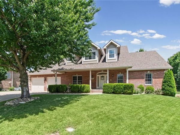 702 Bellerive Court, Lansing, KS 66043
