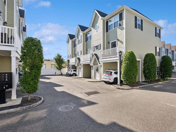 10 Hearthstone Court , Farmingdale, NY 11735