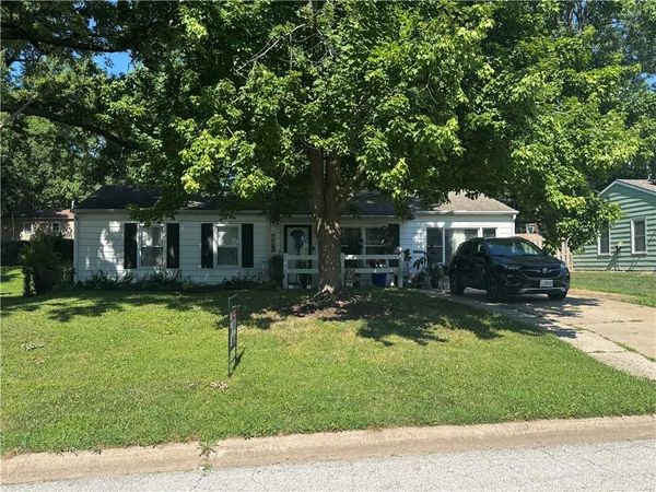 1304 N Indian Lane, Independence, MO 64056