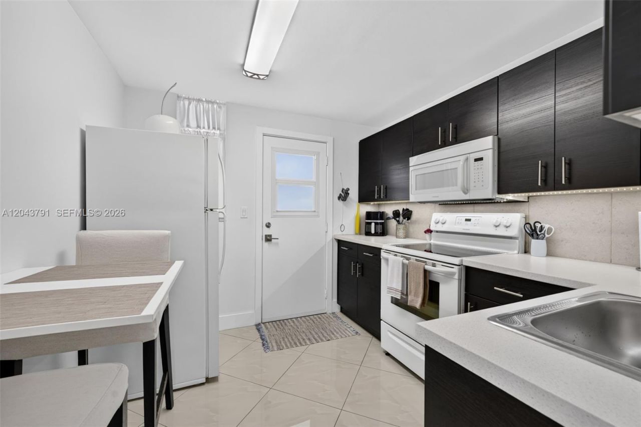 2930 Point East Dr , Unit E201, Aventura, FL 33160 Photo