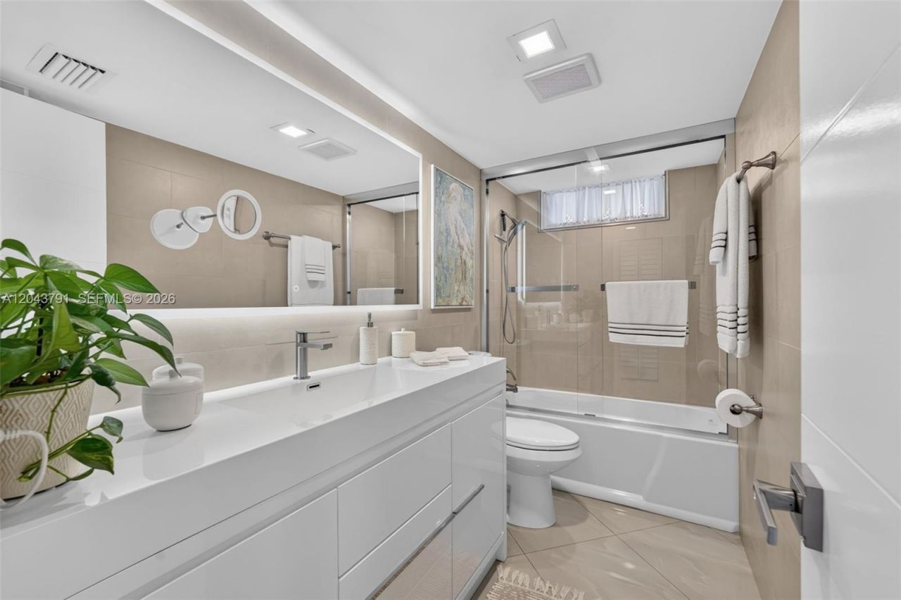 2930 Point East Dr , Unit E201, Aventura, FL 33160 Photo