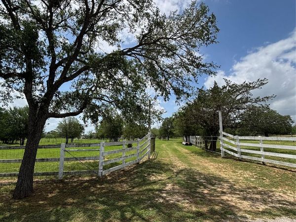916 Rolling Oaks DR, Luling, TX 78648