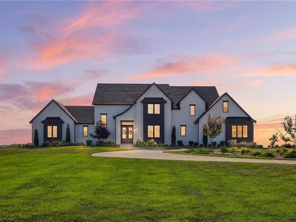 10504 Stonehaus Drive, Lee's Summit, MO 64086