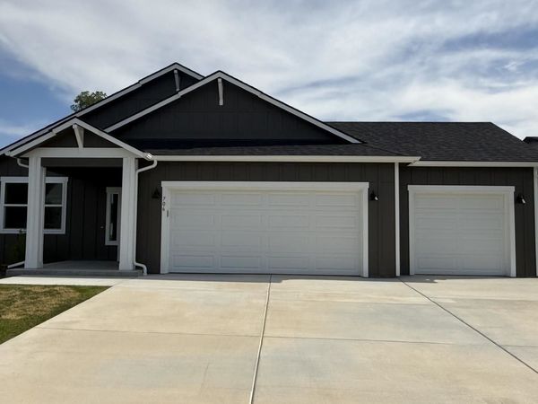 706 E 4th St, Deer Park, WA 99006