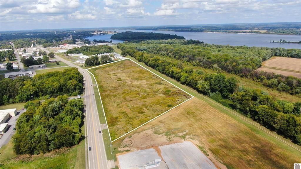 3020 Wayne Sullivan Drive, Paducah, KY 42003