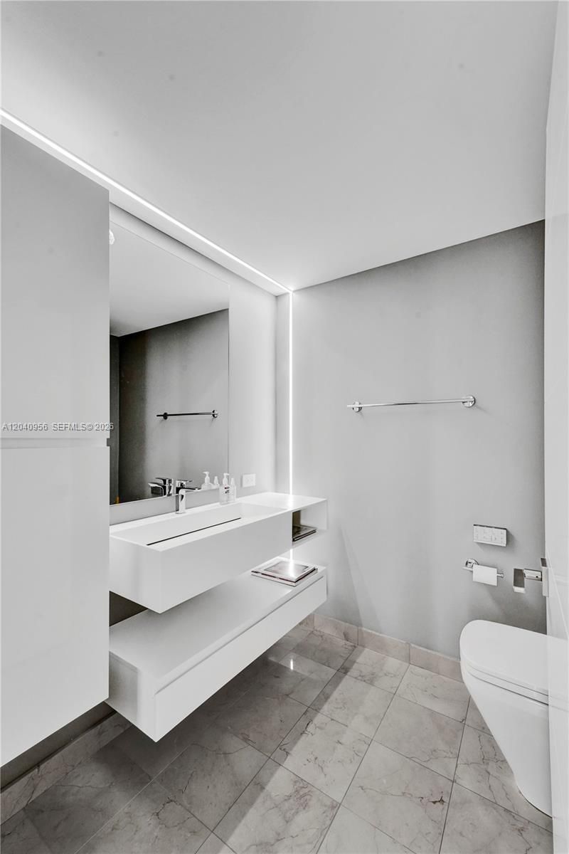 6365 Collins Ave , Unit 2407, Miami Beach, FL 33141 Photo