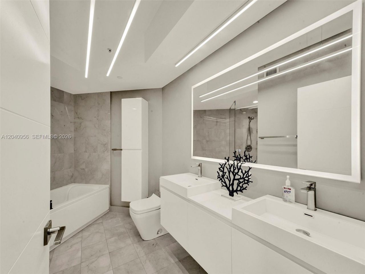 6365 Collins Ave , Unit 2407, Miami Beach, FL 33141 Photo