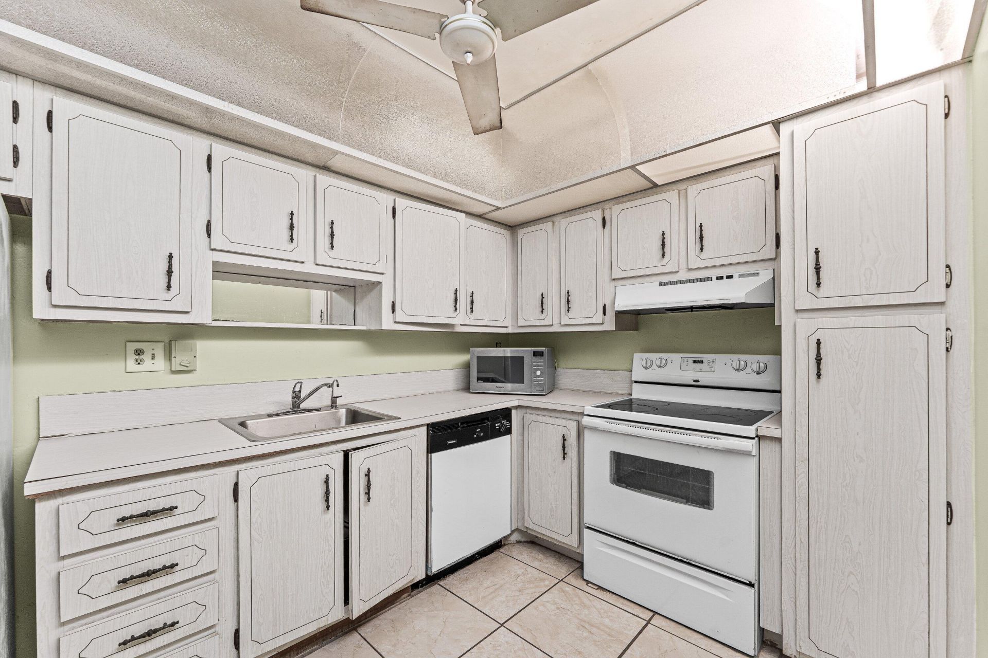 1400 Saint Charles Place, Unit 616, Pembroke Pines, FL 33026 Photo