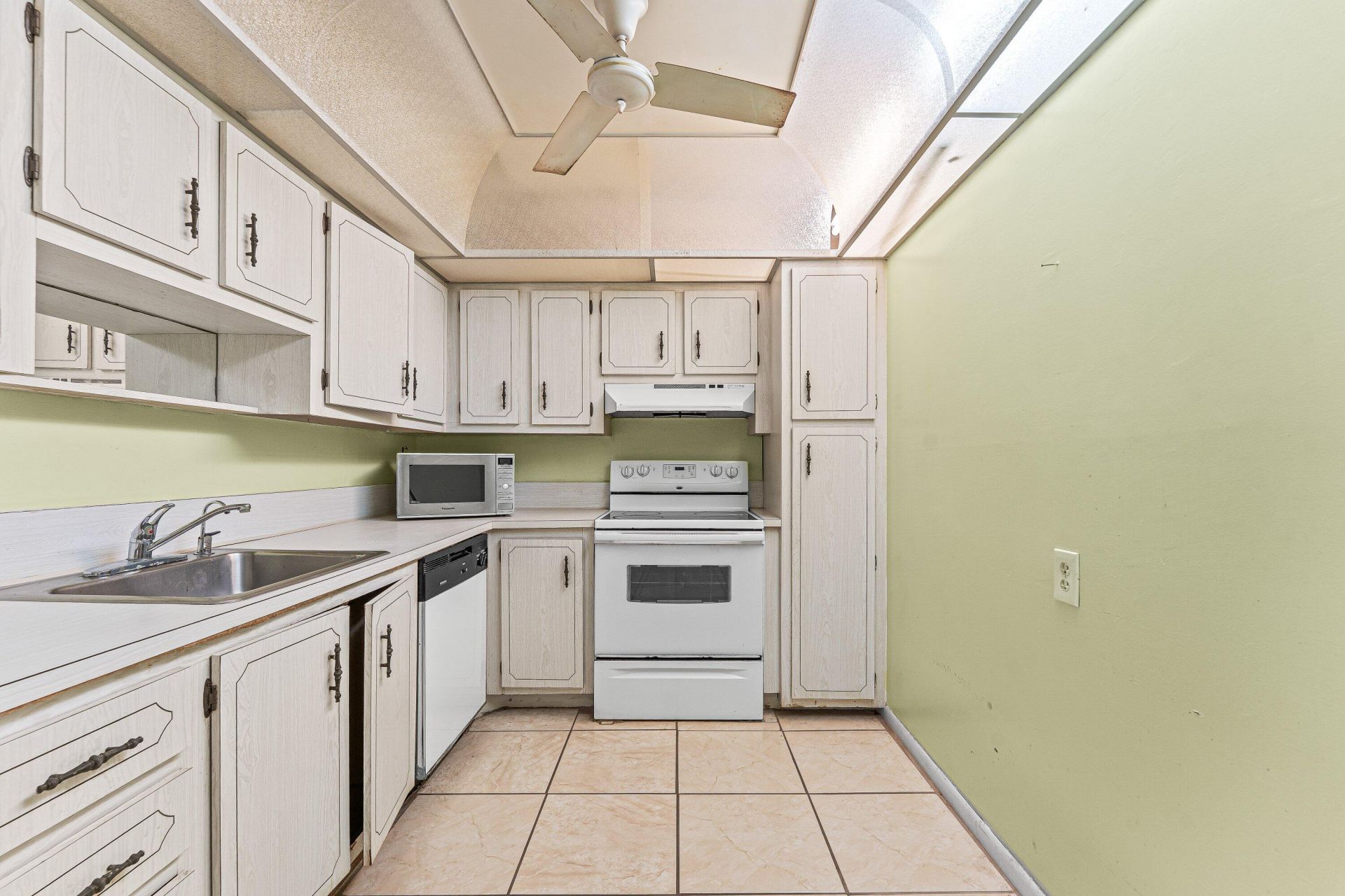 1400 Saint Charles Place, Unit 616, Pembroke Pines, FL 33026 Photo