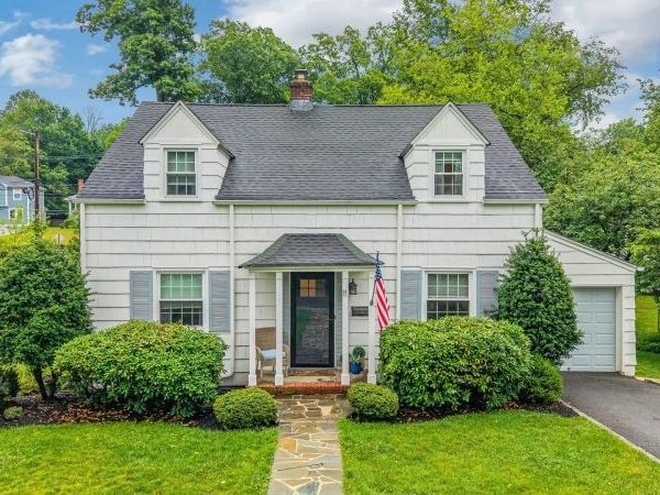 11 Manor Rd, Verona, NJ 07044