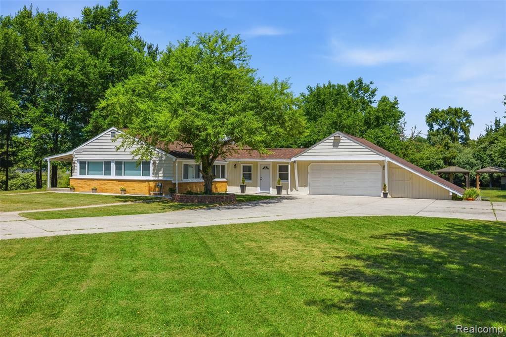 8025 Fieldcrest Drive, Green Oak Township, MI 48116 Main Photo