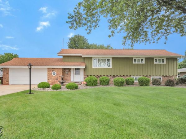 713 Oak Park Avenue , Beecher, IL 60401