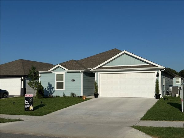 301 NW Granny Smith Street , Gentry, AR 72734
