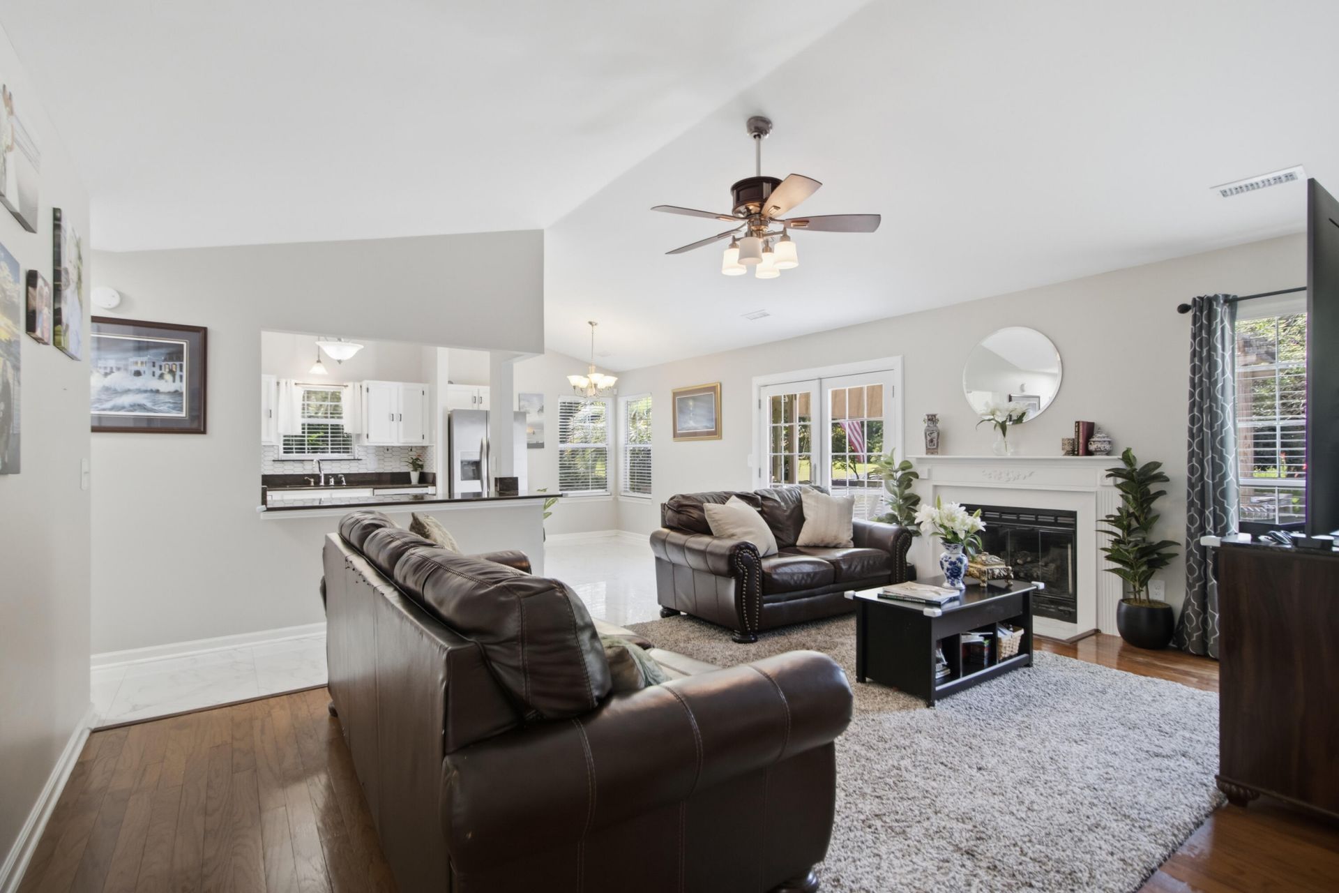 300 Spring Hill Lane Photo 4