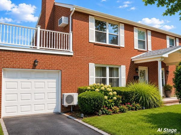 121 Manhasset Avenue, Manhasset, NY 11030