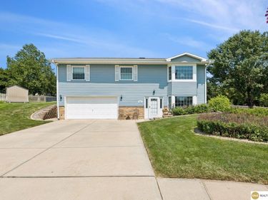111 Summerset Circle, Papillion, NE 68133