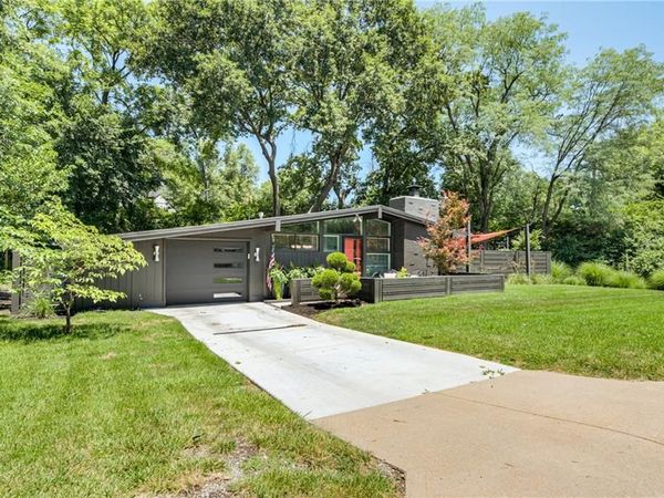 2204 W 71 Terrace, Prairie Village, KS 66208