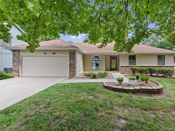 8639 Greenway Lane, Lenexa, KS 66215