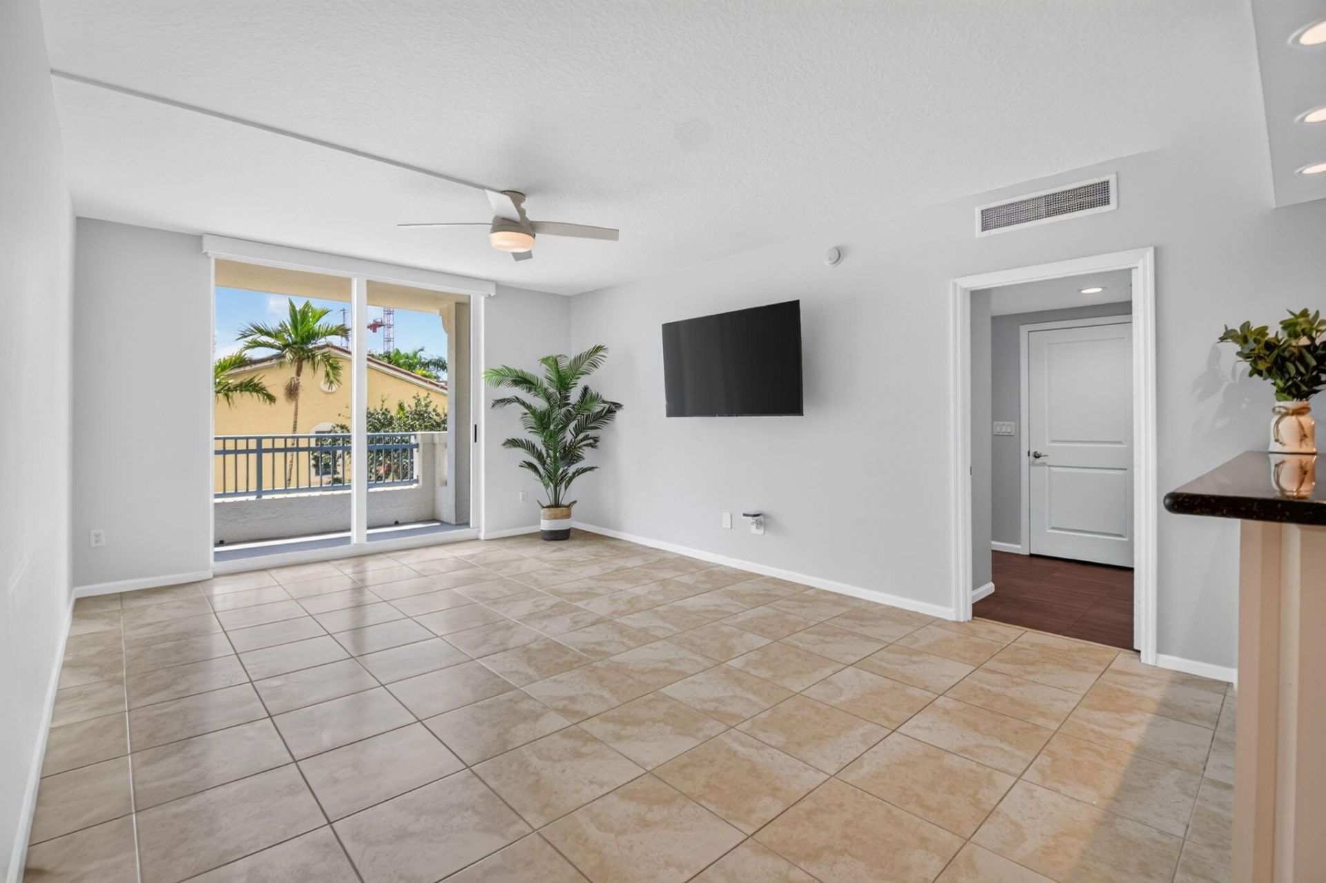 403 S Sapodilla Avenue, Unit 307, West Palm Beach, FL 33401 Photo