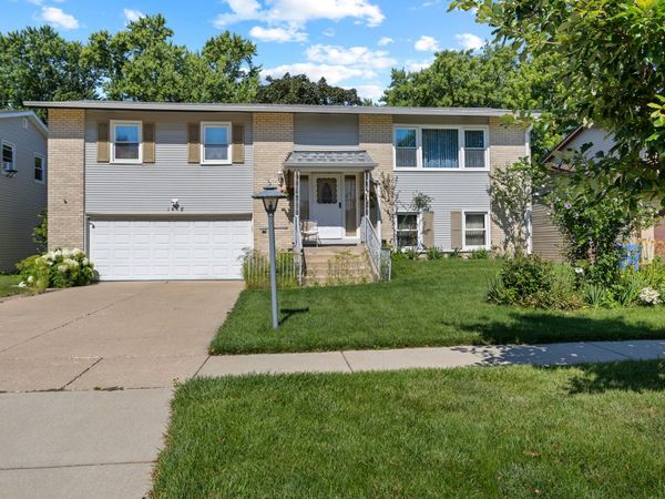 1418 S Hickory Drive , Mount Prospect, IL 60056