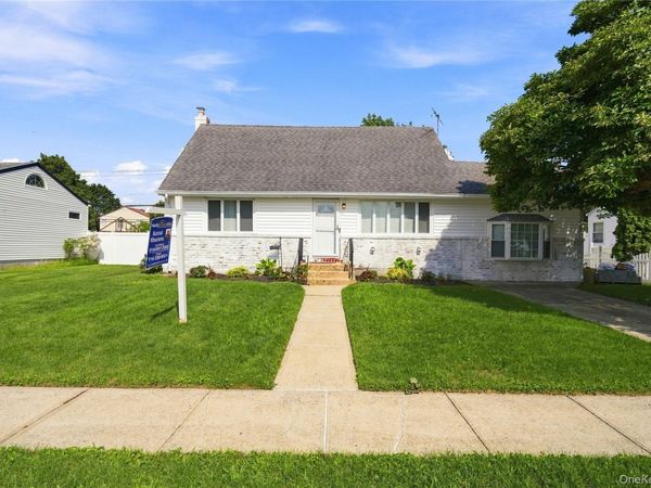 25 Lois Lane, Farmingdale, NY 11735