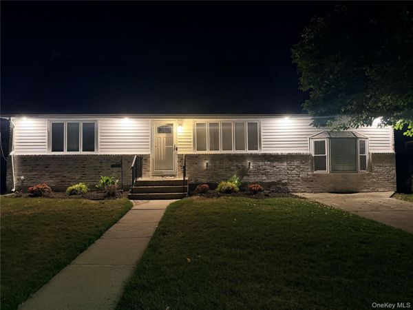 25 Lois Lane , Farmingdale, NY 11735