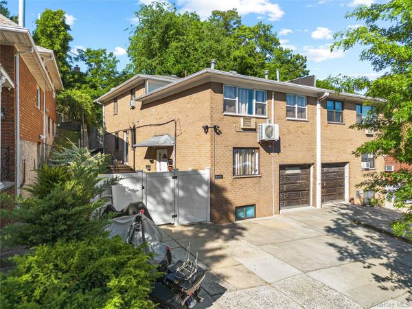 6915 Little Neck Parkway , Glen Oaks, NY 11004