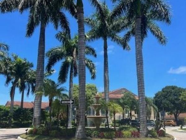 201 Villa Circle, Unit 201, Boynton Beach, FL 33435