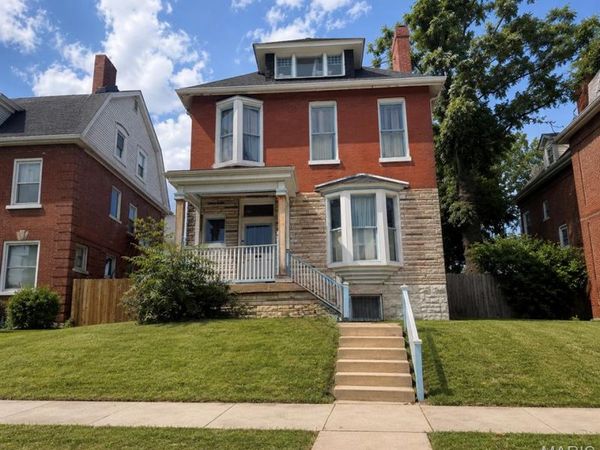 5025 Raymond Avenue, St Louis, MO 63113