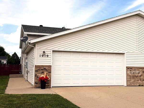 1010 Oak Place, West Fargo, ND 58078