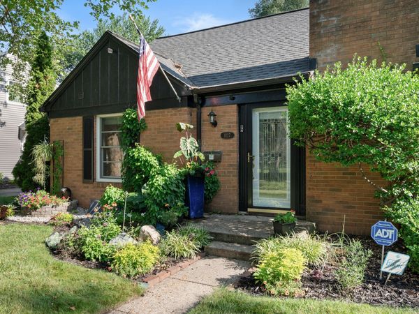 1127 Lakeway Avenue, Kalamazoo, MI 49001