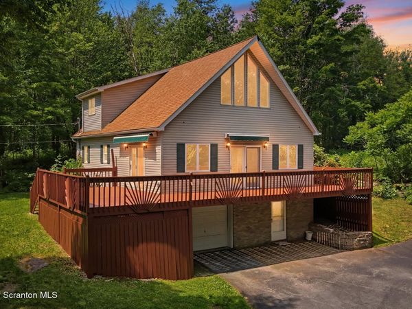 140 Sunset Street, Greenfield Twp, PA 18407