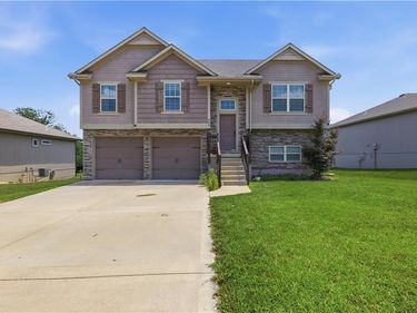 809 N Whispering Hills Drive, Lone Jack, MO 64070