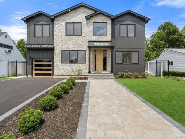 28 Choir Lane, Westbury, NY 11590