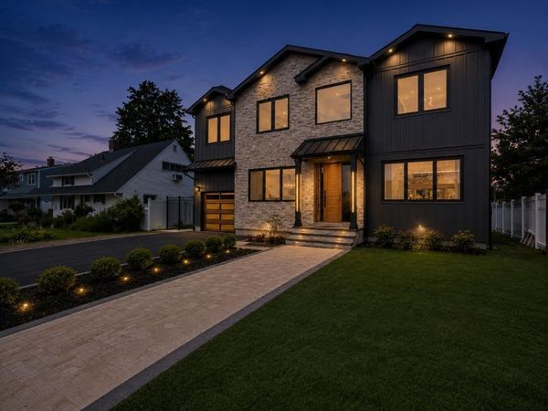 28 Choir Lane, Westbury, NY 11590
