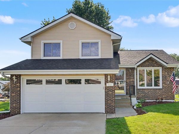 521 Zelda Dr NW, Cedar Rapids, IA 52405