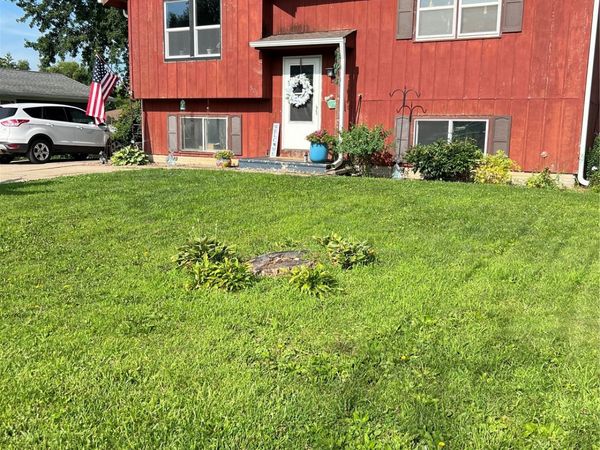 505 Maplewood Drive, Center Point, IA 52213