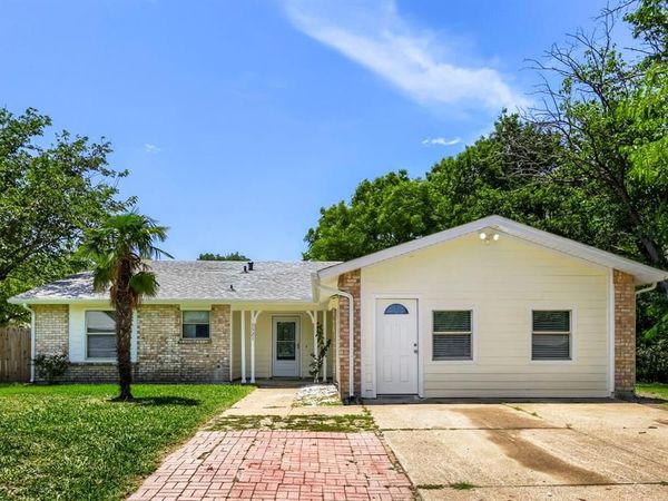 1521 Oakbrook Court , Lancaster, TX 75134
