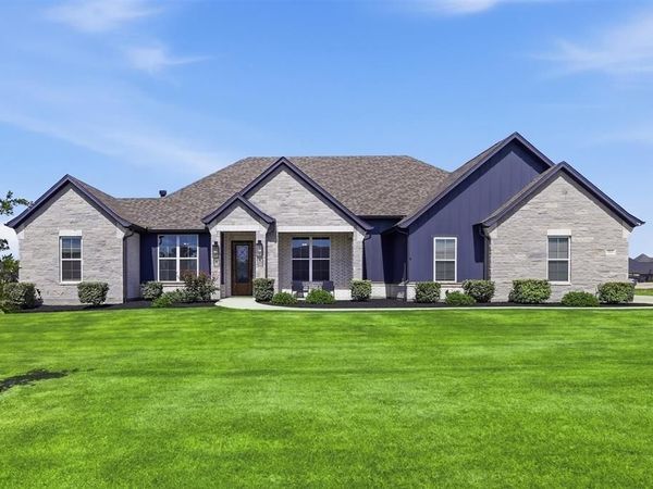 901 Medaris Way, Azle, TX 76020