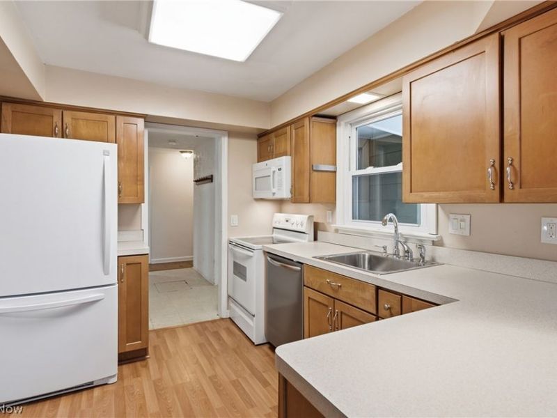 30210 Wolf Road , Bay Village, OH 44140 Photo 16