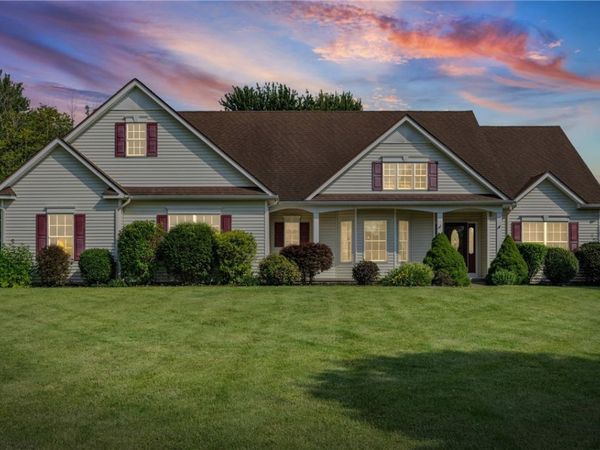 1886 Surrey Crossing, Ontario, NY 14519