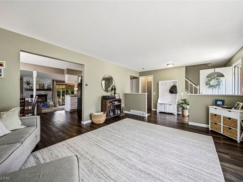 8354 Newcomb Drive , Parma, OH 44129 Photo 6