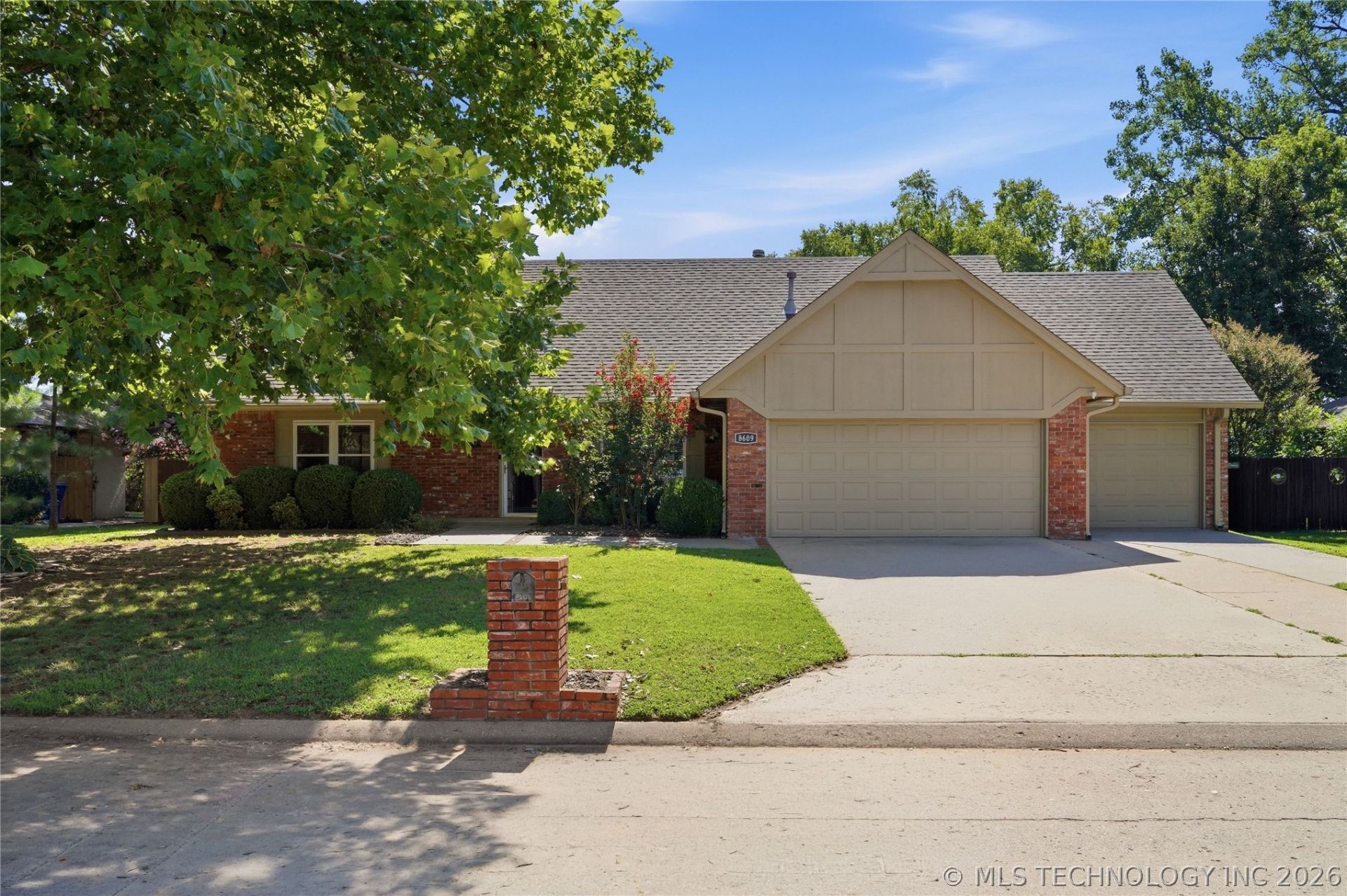 8609 S Fawnwood Court, Broken Arrow, OK 74011 Main Photo