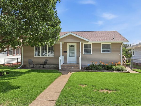 620 3rd Avenue , Camanche, IA 52730