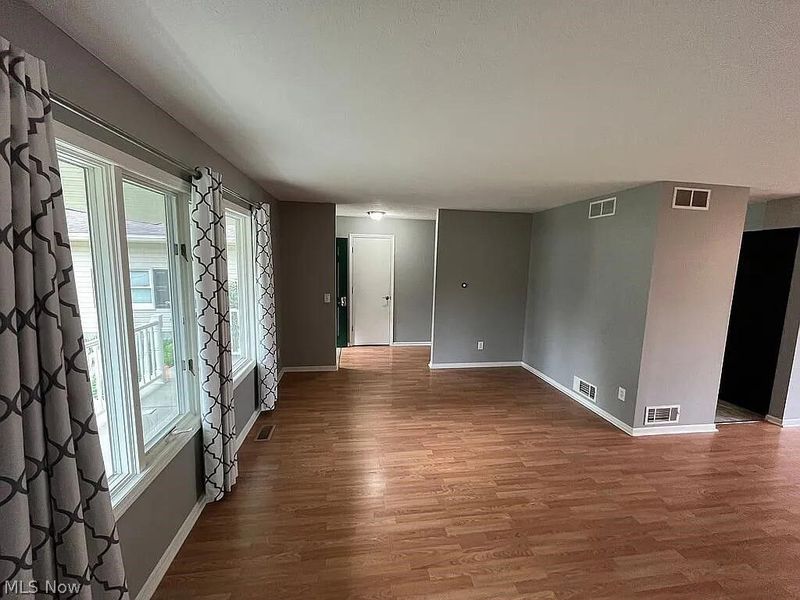 1077 Sutherland Avenue , Akron, OH 44314 Photo 3